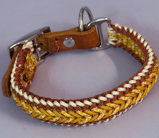 Paracord-Halsband mit Fettleder-Adapter und silber Metallbeschlägen. Das Halsband ist in 2 Gelbtönen, einem Rostbraun und Creme handgefertigt und für kleine Hunde geeignet.